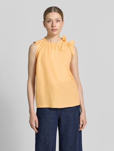 Frauenmodel trägt Regular Fit Bluse aus Viskose-Mix mit Leinen-Anteil von Christian Berg Woman in Gelb mit Zierschleife, Stehkragen mit Rüschenbesatz, Ärmelloses-Design, Rückenlänge bei Größe 36: 54 cm, Ganzkörperansicht von vorne.