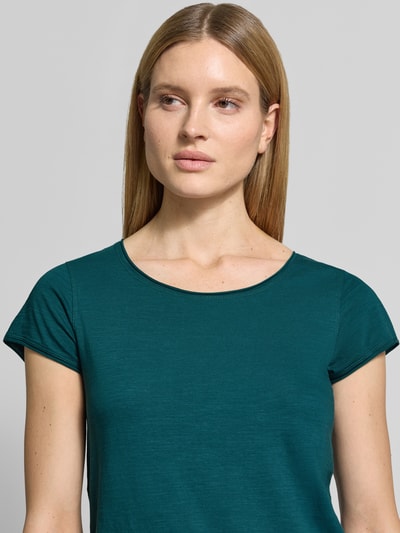 Frauenmodel trägt Regular Fit T-Shirt aus reiner Baumwolle von Tom Tailor, damski t-shirt, melanż, krój regular fit, dekolt w łódkę, krótki rękaw, zakończenie: zrolowany brzeg, wykończenie materiału: dżersej, materiał: bawełna, Nahaufnahme górnej części ciała