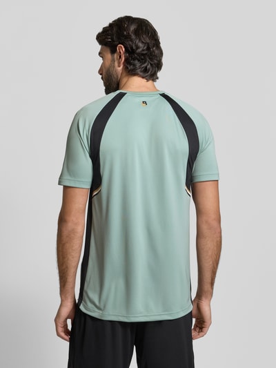 Męski model nosi Slim Fit T-Shirt mit Label Print Modell 'TOP SPIN CB' od BOSS Green, kolor jednolity, krótki rękaw, dekolt okrągły, widoczne logo-tape, stitching, krój slim fit, perspektywa: całe ciało, widok z tyłu.