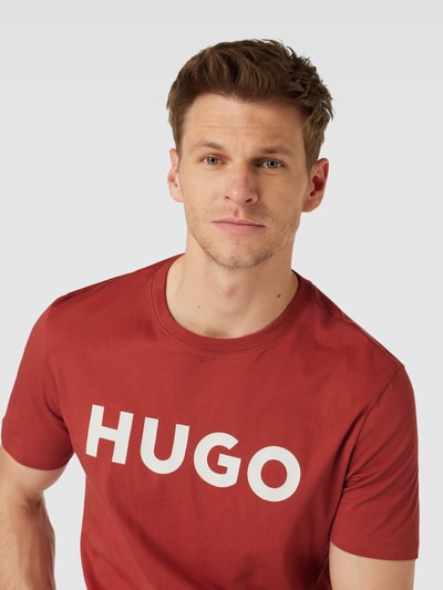 HUGO T-shirt o kroju regular fit z nadrukiem z motywem i logo Rdzawoczerwony 3