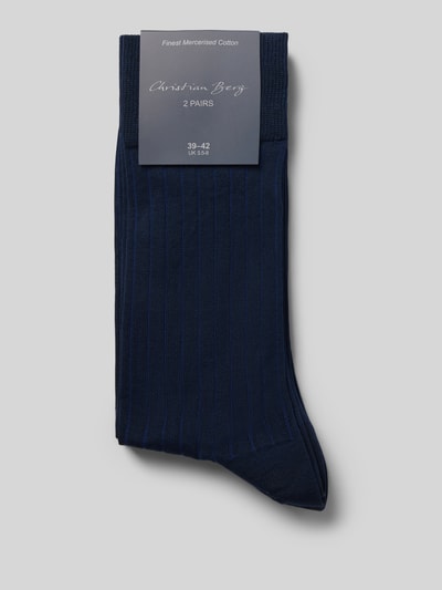 Produktfoto, dunkelblaue Socken aus Baumwoll-Mix im 2er-Pack von Christian Berg Men, elastisches Rippbündchen, Label-Print auf grauem Hintergrund.