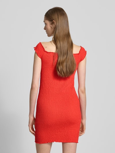 Tommy Jeans Sukienka tuba mini o kroju slim fit z dekoltem carmen Koralowy 5