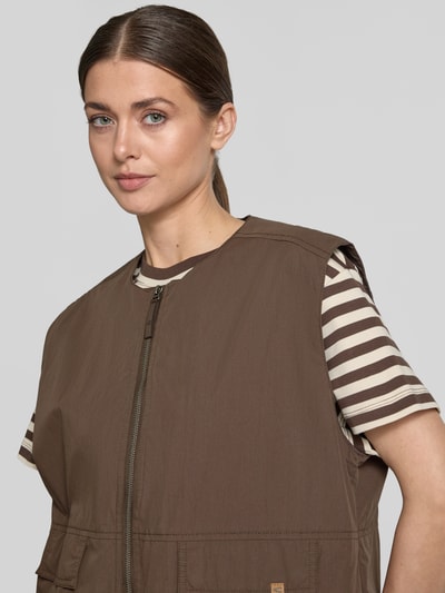 Frauenmodel trägt Weste mit Rundhalsausschnitt und Pattentaschen von camel active, Braun, Baumwoll-Mix, Regular-Fit, Nahaufnahme Oberkörper.