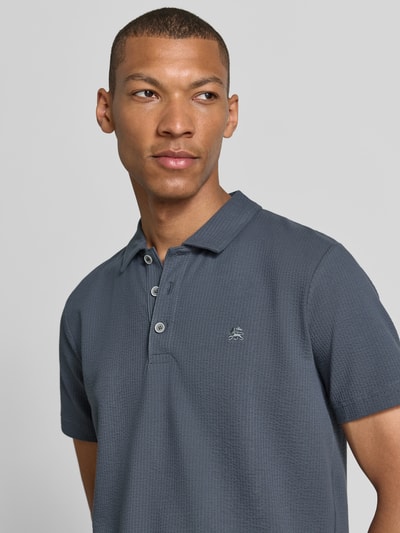 Männermodel trägt Regular Fit Poloshirt mit Logo-Stitching von Lerros aus Baumwoll-Mix mit Stretch-Anteil, Strukturmuster, Nahaufnahme Oberkörper.