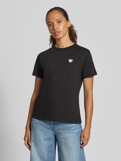 Frauenmodel trägt schwarzes Regular Fit T-Shirt aus reiner Baumwolle Modell 'Damacia_9' von HUGO, Damen T-Shirt, Ganzkörperansicht von vorne.