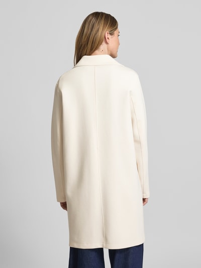 Modelka nosi Mantel mit Reverskragen und Eingrifftaschen od WHITE LABEL, bawełniany mix, krój regular fit, widok całej sylwetki z tyłu.