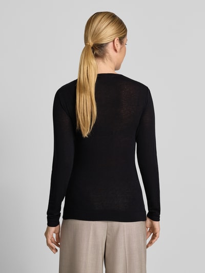 Frauenmodel trägt Longsleeve aus Lyocell-Mix in Wickel-Optik von windsor., Schwarz, Slim Fit, glatte Textur, ganz in Beige und Schwarz, Ganzkörperansicht Rückansicht.