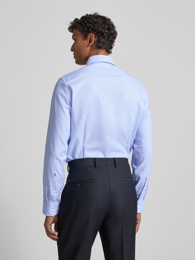 Männermodel trägt Slim Fit Business Hemd aus Baumwolle mit Kentkragen von SEIDENSTICKER, hellblau, Knopfleiste, Rückenansicht, Kontext: Herren Business-Hemd, Reine Baumwolle, Rückenlänge 79 cm, Schulterbreite 42 cm, Ärmellänge 67 cm, Größe 40, Ganzkörperansicht Rückansicht.