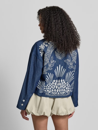 Frauenmodel trägt Relaxed Fit Jeansbluse aus Baumwolle von Jake*s Casual in Denim-Optik mit Motiv-Stitching, Ganzkörperansicht Rückansicht.