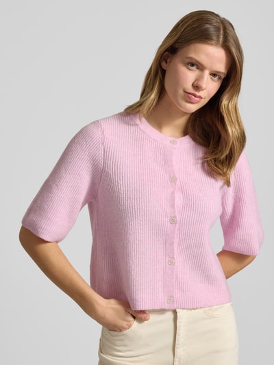 Frauenmodel trägt Regular Fit Strickjacke mit Woll-Anteil Modell 'SILLY' von Pieces, Optik: Unifarben, Rippstrick, Nahaufnahme Oberkörper.