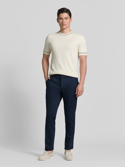 Mannelijk model draagt Slim Fit Jersey Stoffhose aus Viskose-Mix van Roy Robson, donkerblauw, rechte pijpen, voorkant, geheel lichaam.