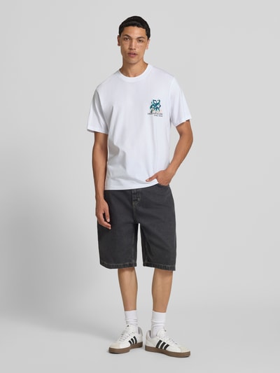 Mannenmodel draagt T-shirt met motiefprint en ronde hals van Jack & Jones, puur katoen, regular fit, ruglengte maat M 70 cm, geheel van voren