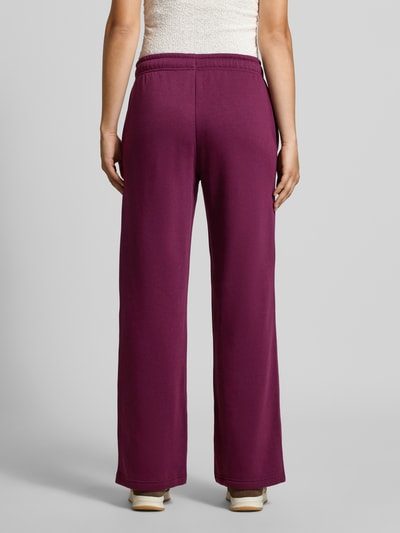 Frauenmodel trägt Regular Fit Sweathose mit Baumwoll-Anteil Modell 'BEST' von ONLY in Dunkellila, glatte Textur, Ganzkörperansicht Rückansicht, Damen Sweathose von ONLY.