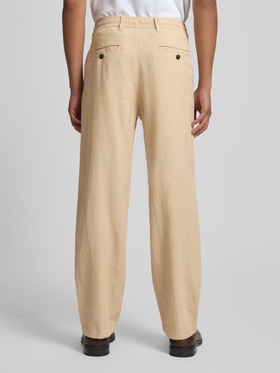 Männermodel trägt Loose Fit Leinenhose mit tunnelkoord model 'BRODY' van Selected Homme, look: effen, mix van biologisch katoen en linnen, flammgaren, riemlussen, steekzakken, knoop- en ritssluiting, achterzakken met knoop, ganzkörperansicht rückansicht.