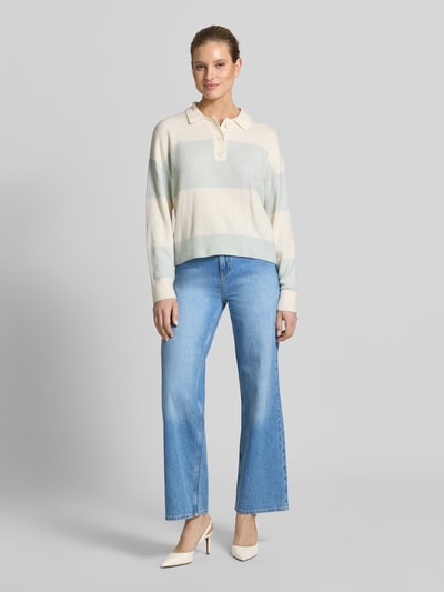 Vrouwenmodel draagt Wide Leg Jeans im Used-Look van comma, lichtblauw, mix van katoen en lyocell, steekzakken, ganzebody vooraanzicht.