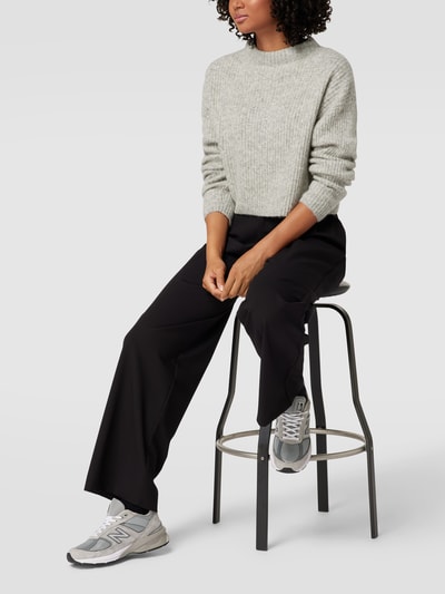 Emily Van den Bergh Cropped Strickpullover mit Stehkragen Hellgrau 1