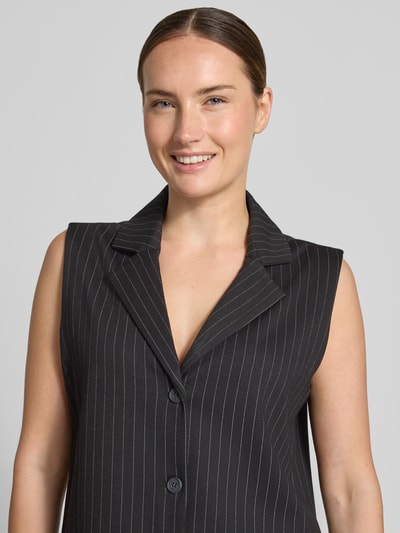 Kobiece model prezentuje kamizelkę z mieszanki wiskozy z cienkimi, jasnymi paskami, Regular Fit Weste aus Viskose-Mix Modell 'SC-GILL 1' od Soyaconcept, damska kamizelka, zbliżenie na górną część ciała