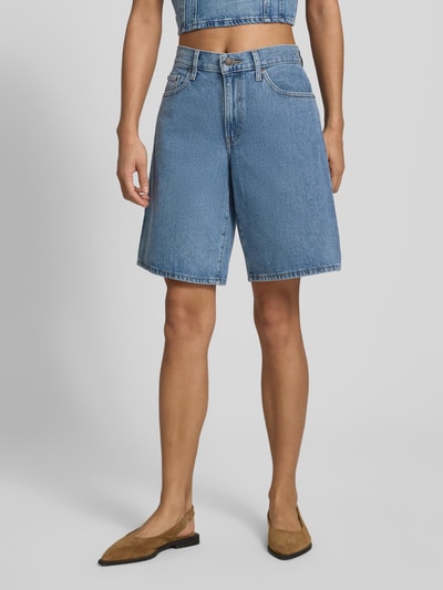 Vrouwenmodel draagt Loose Fit Jeansshorts uit puur katoen model 'MIDDY JORT' van Levi's®, denimlook, 5-pocketmodel, riemlussen, labelpatch, knoop- en ritssluiting, voorkant volledige lichaamsopname.