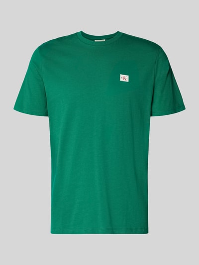 Produktfoto, T-Shirt mit Label-Badge von Calvin Klein Jeans in Grün, aus reiner Baumwolle, Regular-Fit, Rundhalsausschnitt, Rückenlänge 70 cm bei Größe M