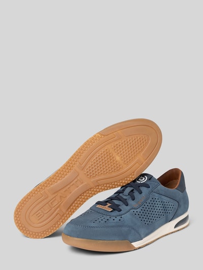 Produktfoto, Sneaker mit Label-Details Modell 'Trevor' von bugatti, abgerundete Form, Schnürung, blaue Oberfläche, strukturierte Sohle aus Gummi, Herren Sneaker, Absatzhöhe 2 cm, Schafthöhe 8 cm, Schaftweite 10 cm