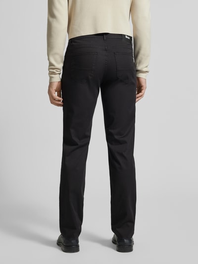 Männermodel trägt Slim Fit Stoffhose mit Lyocell-Anteil Modell 'Cadiz' van Brax, 5-pocket-design, zwarte katoenen stof, ganzkörperansicht rückansicht. Elastische katoenmix, maat 32/32 met taillewijdte 107 cm, binnenbeenlengte 81 cm.