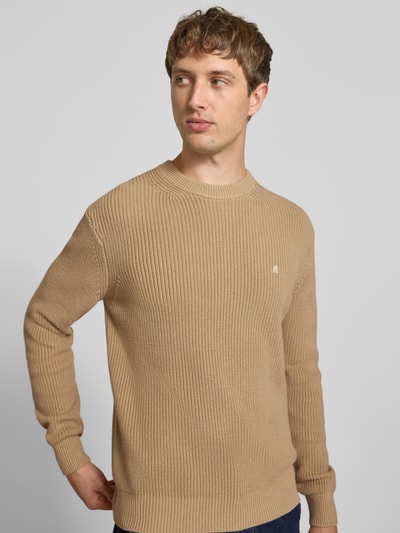 Männermodel trägt Slim Fit Pullover aus reiner Baumwolle in Strick-Optik von Replay, beige Farbe, Rundhalsausschnitt, Nahaufnahme Oberkörper.