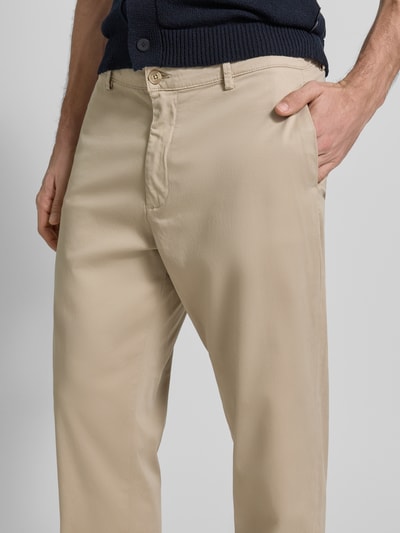 Männermodel trägt Chino mit Eingrifftaschen Modell 'PEPE' von Casual Friday in Beige, Regular-Fit, Knopf- und Reißverschluss, Nahaufnahme Oberkörper. Bundweite 44 cm, Innenbeinlänge 72 cm bei Größe 32/32.