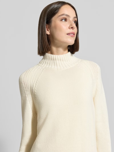Modelka kobieca nosi kremowy sweter z mieszanki wełny i kaszmiru Regular Fit Pullover mit Woll- und Kaschmir-Anteil Modell 'Kustra' od JOOP!, damski sweter, zbliżenie na górną część ciała