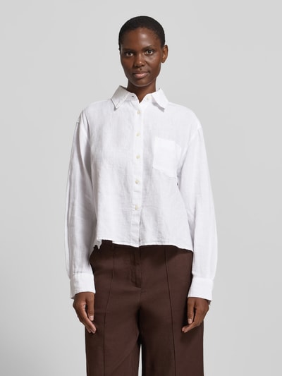 Modelka nosi Relaxed Fit Hemdbluse aus reinem Leinen od Marc O'Polo, biała, jednolita, len, długi rękaw, kieszeń, widok z przodu, ujęcie całej sylwetki.