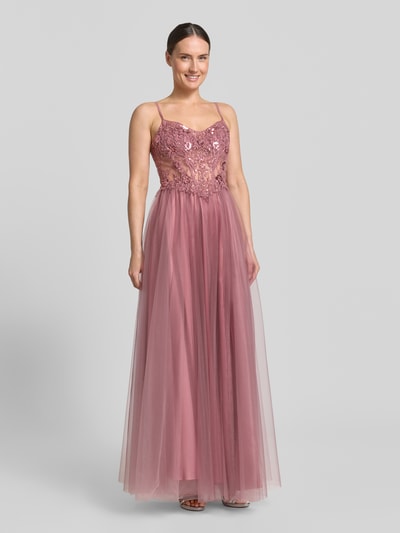 Frauenmodel trägt Maxikleid mit Stitchings und Pailetten von Laona in Altrosa, Tüll, A-Linie, Spaghettiträger, Ganzkörperansicht von vorne.