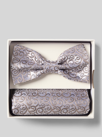 Produktfoto, Fliege und Einstecktuch im Set aus reiner Seide von Prince Bowtie, silberfarben mit geschwungenem Muster, glatte Textur