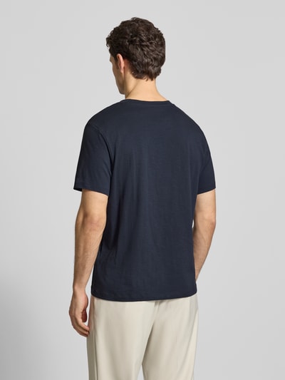 Männermodel trägt Regular Fit T-Shirt aus reiner Baumwolle Modell 'HASPEN' von SELECTED HOMME, Melange, kurzarm, Rückansicht Ganzkörperansicht.