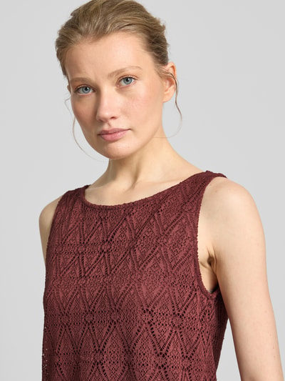 Frauenmodel trägt Regular Fit Tank Top Modell 'MAYA' von Vero Moda, unifarben, mit Spitze, breiten Trägern und Rundhalsausschnitt, Nahaufnahme Oberkörper.