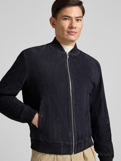 Männermodel trägt Regular Fit Lederjacke aus echtem Ziegenvelours Modell 'H-MULLER' von BOSS, Optik: Unifarben, Nahaufnahme Oberkörper.
