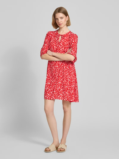 Frauenmodel trägt Minikleid aus Viskose im Allover-Look Modell 'MARRAKECH' von ICHI, rote A-Linie mit weißem Muster, Ganzkörperansicht von vorne, Rückenlänge 34 cm, Brustweite 35 cm, Ärmellänge 37 cm.