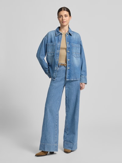 Vrouwenmodel draagt Jeansjacke mit Brusttaschen van JAKE*S STUDIO WOMAN, relaxed fit, blauwe katoen, used-look, borstzakken, volledige lichaamsaanzicht van voren.