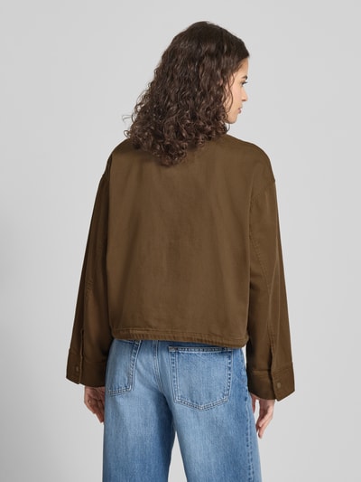 Frauenmodel trägt Regular Fit Jeansjacke aus Baumwoll-Mix von Marc O'Polo Denim, efekt: jednolity kolor, mieszanka bawełny, denimowe wykończenie, wykładany kołnierz, zamek błyskawiczny, naszywka z logo, długi rękaw, mankiet zapinany na zatrzask, kieszenie na piersi, kolor brązowy, krój regular fit, denim, mieszanka bawełny, Ganzkörperansicht Rückansicht