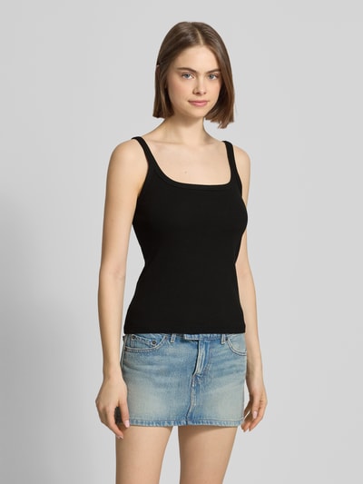 Frauenmodel trägt schwarzes Damen Tanktop in Ripp-Optik Modell 'MOLLY' von Topshop aus Baumwoll-Elasthan-Mix, Slim Fit, Ganzkörperansicht von vorne. Rückenlänge bei Größe S: 38 cm.