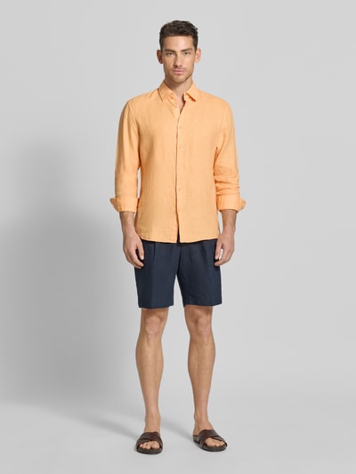 Mannelijk model draagt Leinenhemd mit Kentkragen van MCNEAL, puur linnen, regular fit, lichtoranje kleur, volledige voorkant, vooraanzicht volledige lichaamsopname.