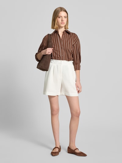 Frauenmodel trägt Regular Fit Bermudas aus Baumwoll-Leinen-Mix Modell 'SELMA' von Vero Moda, Optik: Unifarben, Passform: Regular-Fit, Gürtelschlaufen, Verschluss: Schiebehaken und Reißverschluss, seitliche Eingrifftaschen, Materialverarbeitung: Popeline, Ganzkörperansicht von vorne.