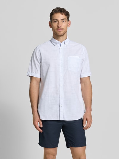 Męski model nosi Regular Fit Freizeithemd mit Button-Down-Kragen od Christian Berg Men, biała bawełna, kieszeń na piersi, krój regular fit, przód, całkowity widok.