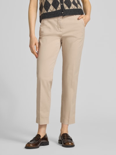 Frauenmodel trägt Hose mit Gesäßtaschen Modell 'KIANA' von Cambio in Beige, Baumwoll-Elasthan-Mix, verkürzte Passform, Ganzkörperansicht von vorne.