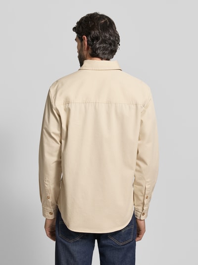 Männermodel trägt Relaxed Fit Hemdjacke aus reiner Baumwolle Modell 'H-OWEN-K-2PP-261' von BOSS in Beige, Ganzkörperansicht Rückansicht.
