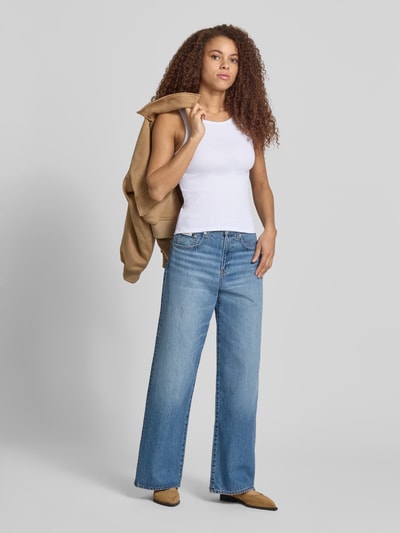 Frauenmodel trägt Damen Tanktop in Weiß aus Baumwoll-Elasthan-Mix, Regular-Fit, Ripp-Optik, Modell 'MAYA' von Noisy May, Ganzkörperansicht von vorne. Rückenlänge bei Größe S: 52 cm, Rundhalsausschnitt, gerade Jeans, neutrale Farben und glatte Textur.