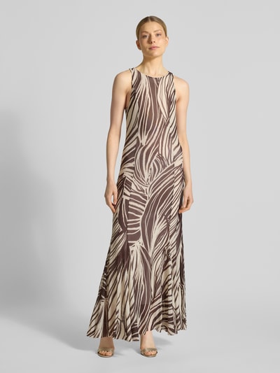 Frauenmodel trägt Maxikleid mit rückseitigem Schlüsselloch-Ausschnitt von Guess im Material-Mix mit Stretch-Anteil, Körpernaher-Schnitt, Modell 'SERAFINA', Rundhalsausschnitt und breiten Trägern, gemustertes Design in Braun- und Beigetönen, blickdichtes Unterkleid, Ganzkörperansicht von vorne.