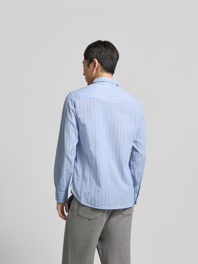 Männermodel trägt Regular Fit Freizeithemd mit Kentkragen von Officine Générale in Hellblau mit Streifen, reine Baumwolle, Ganzkörperansicht Rückansicht