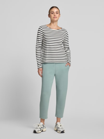 Vrouwenmodel draagt Cropped Sweatpants met elastische band en steekzakken van Christian Berg Woman, materiaalmix met modal, kort, Ganzkörperansicht von vorne.
