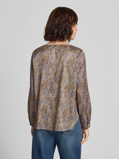Frauenmodel trägt Blusenshirt aus Satin im Allover-Look Modell 'REGNO' von EMME, bunte Paisley-Muster, Regular Fit, Ganzkörperansicht Rückansicht.