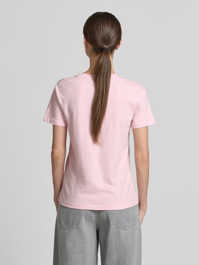 Vrouwenmodel draagt T-Shirt met rondhals van Jake*s Casual in lichtroze, recht model, structuurpatroon, puur katoen, ruglengte 51 cm, volledig zicht achterkant.