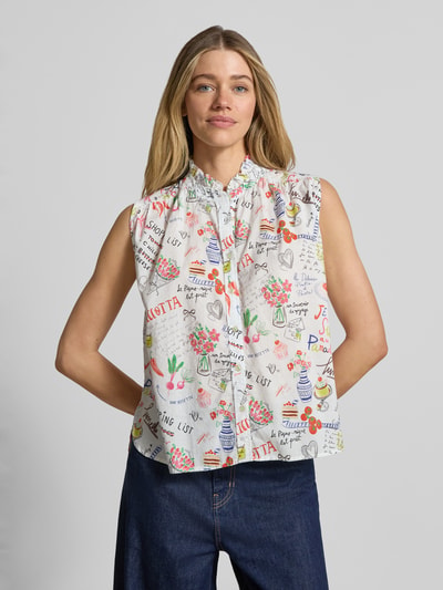 Frauenmodel trägt Blusentop im Allover-Look mit Stehkragen von Emily Van den Bergh, reine Baumwolle, Regular Fit, bunte Muster, Ganzkörperansicht von vorne.